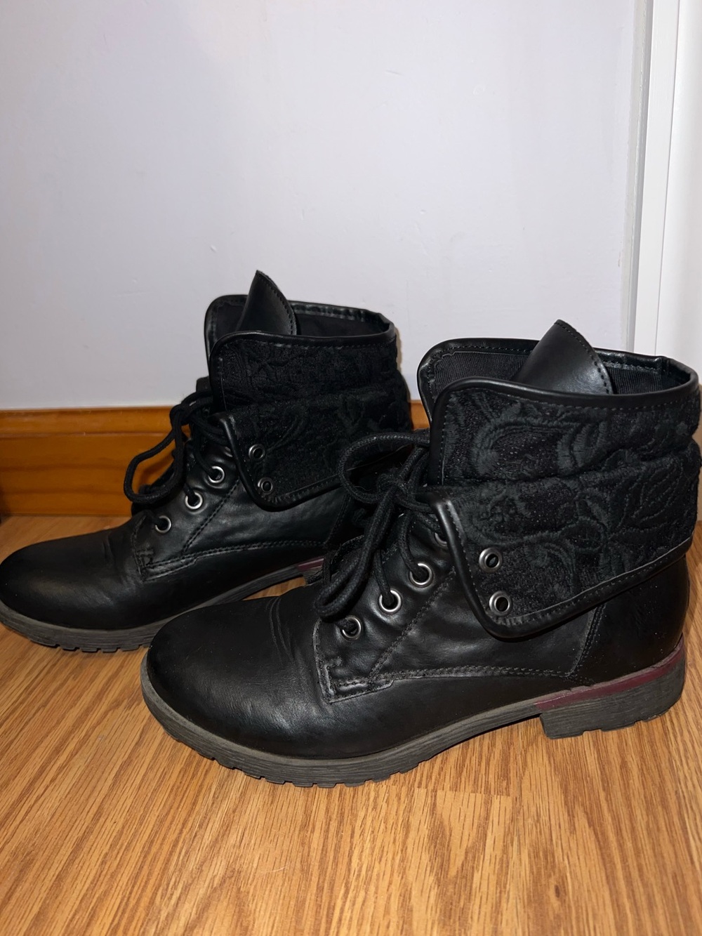 Black Lace-Detail Women's Ankle Boots - Classic Lace-Up Style